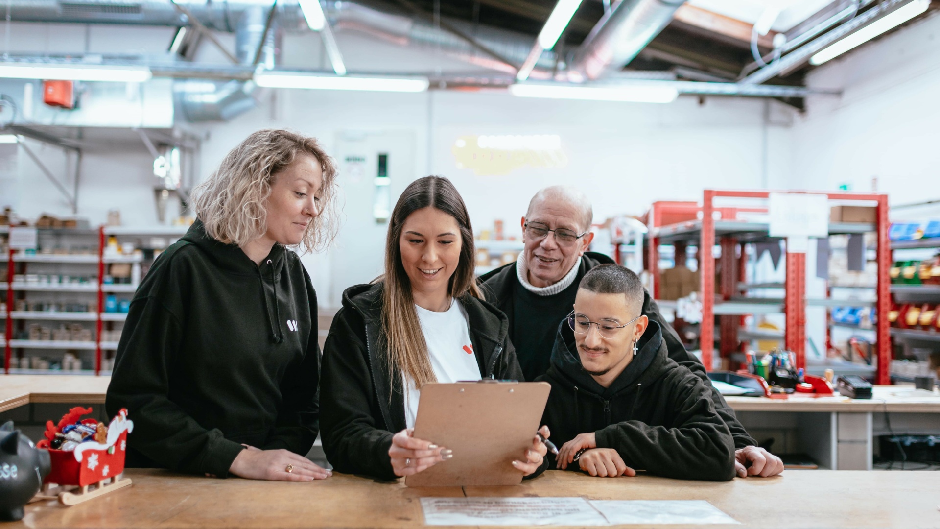 Team von Schrauben Figge in Velbert bei der Arbeit